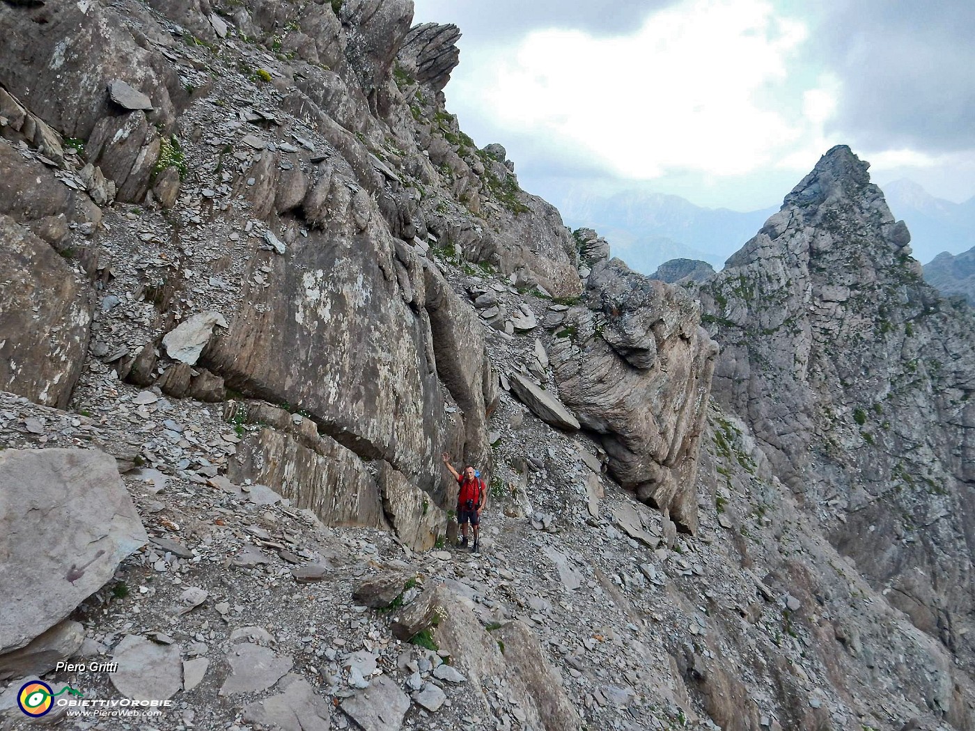 56 Sotto enormi roccioni.jpg